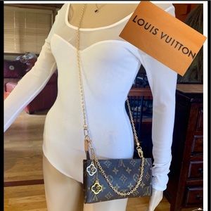 LV Monogram Pouch GM♥️EUC Mint SUPER ATTRACTIVE♥️